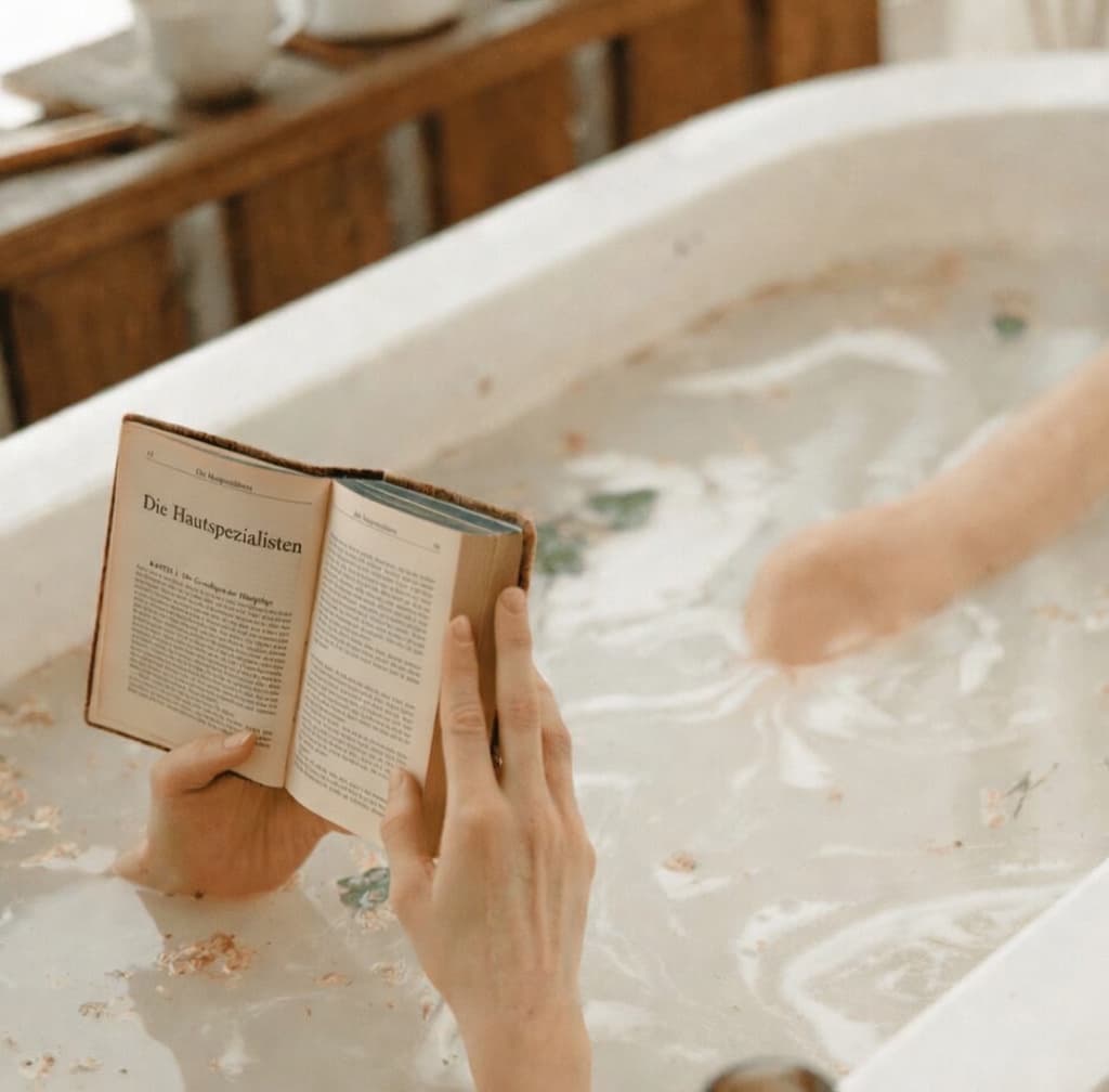 Entspannendes Bad mit Buch